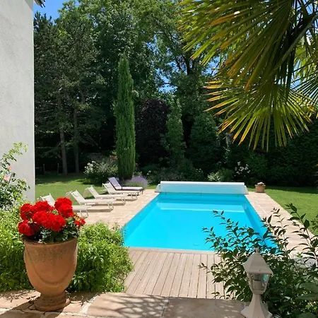 Joussaume Latour Bed & Breakfast