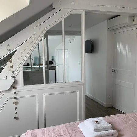 Joussaume Latour Bed & Breakfast 3*