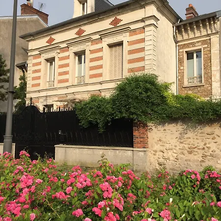 Joussaume Latour 3* Chateau-Thierry