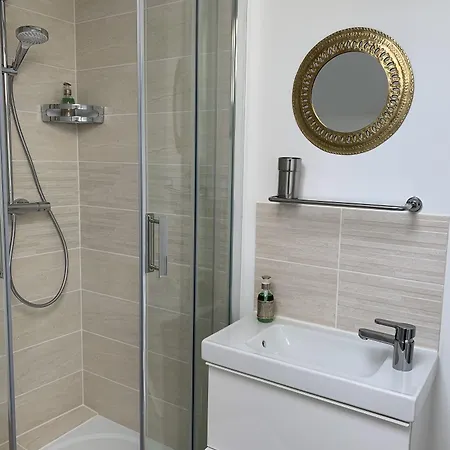 Joussaume Latour Bed & Breakfast